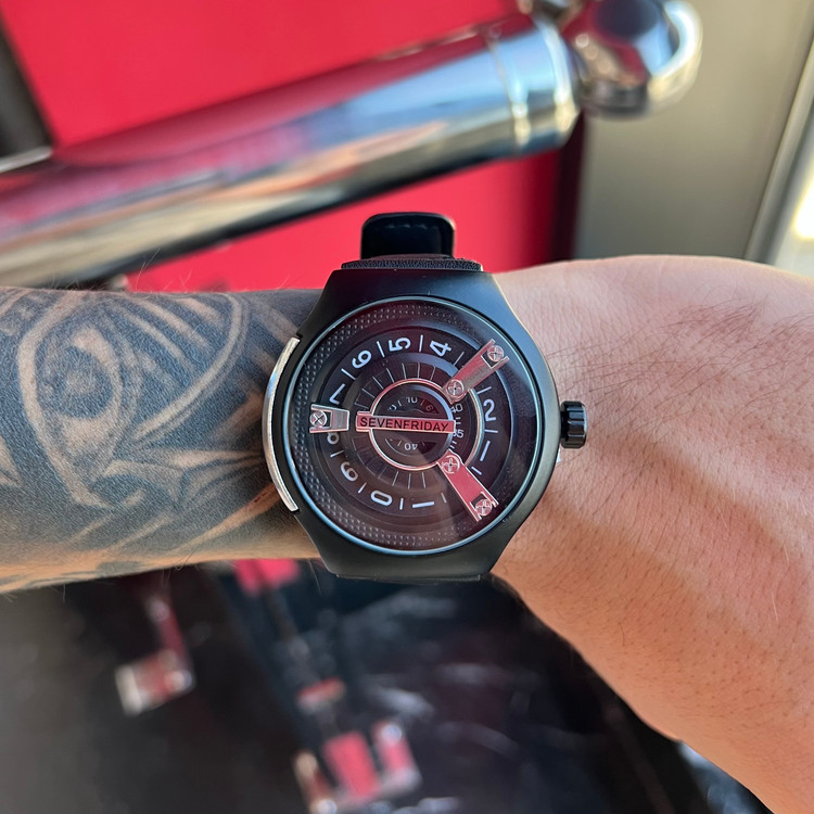ساعت مچی سون فرایدی SEVENFRIDAY مدل اسپرت کربن